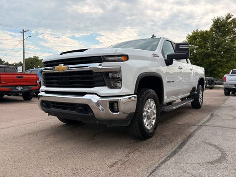 Used 2025 Chevrolet Silverado 2500 LT AWD/4WD image 4