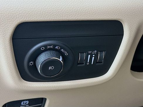 Certified 2025 Jeep Grand Cherokee L Limited w/ Luxury Tech Group II image 17