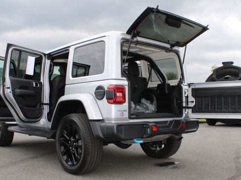 Used 2023 Jeep Wrangler Unlimited Sahara w/ Cold Weather Group AWD/4WD image 16