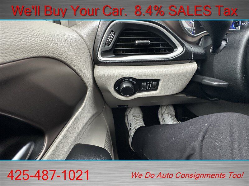 Used 2020 Chrysler Voyager Lxi FWD image 14