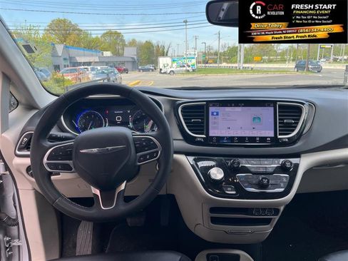 Used 2024 Chrysler Pacifica Touring-L image 39