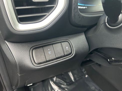 Certified 2025 Hyundai Venue SEL image 21