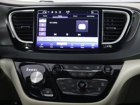 Used 2023 Chrysler Pacifica Touring-L FWD image 28