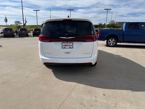 Used 2026 Chrysler Pacifica Limited FWD image 3