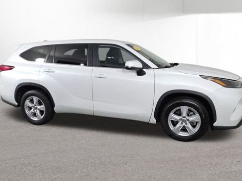 Used 2023 Toyota Highlander L image 2
