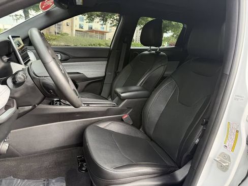 Used 2023 Jeep Compass Latitude w/ Sun and Sound Group AWD/4WD image 11