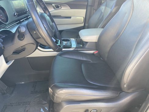 Used 2024 Kia Carnival LX image 17