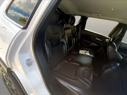 Used 2019 Jeep Cherokee Latitude Plus FWD image 20