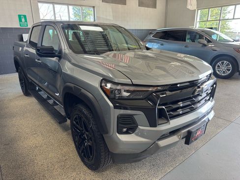 Used 2024 Chevrolet Colorado Z71 w/ Z71 Convenience Package 2 AWD/4WD image 3