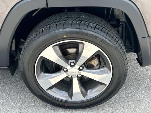 Used 2020 Jeep Cherokee Limited FWD image 19