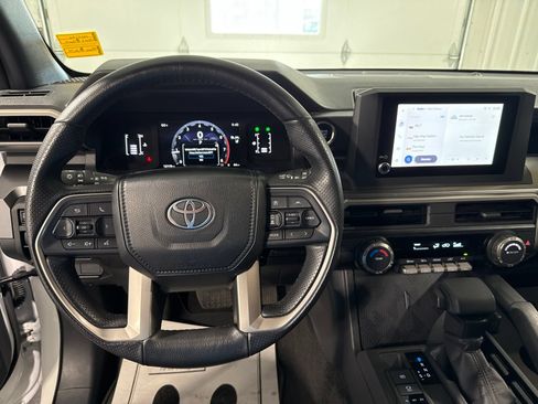 Used 2025 Toyota 4Runner SR5 AWD/4WD image 28