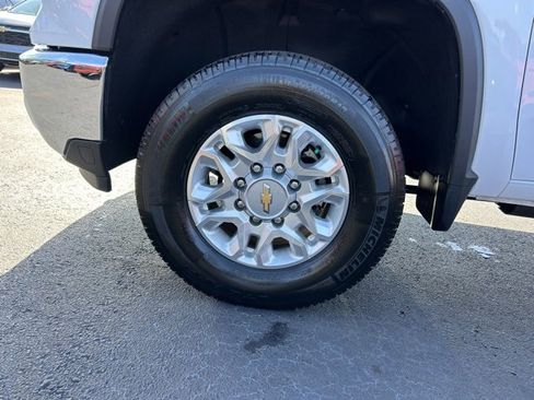 Used 2024 Chevrolet Silverado 2500 LT image 9