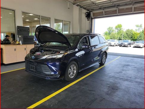 Used 2023 Toyota Sienna LE AWD/4WD image 1