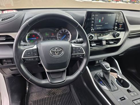 Used 2022 Toyota Highlander XLE AWD/4WD image 21