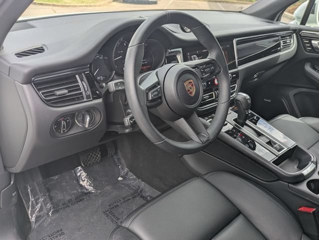 Used 2025 Porsche Macan AWD/4WD image 13