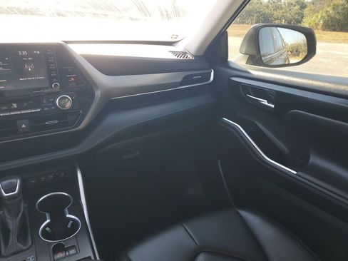 Used 2020 Toyota Highlander XLE image 11