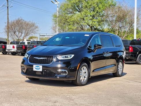 New 2026 Chrysler Pacifica Select image 2