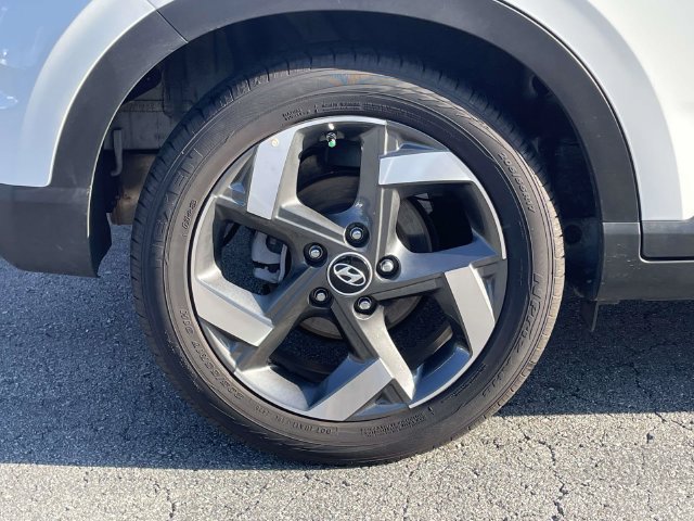 Certified 2025 Hyundai Venue SEL FWD image 9