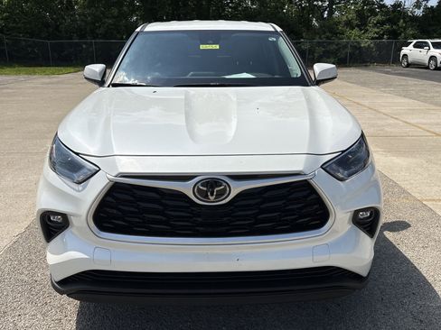 Used 2021 Toyota Highlander LE FWD image 2