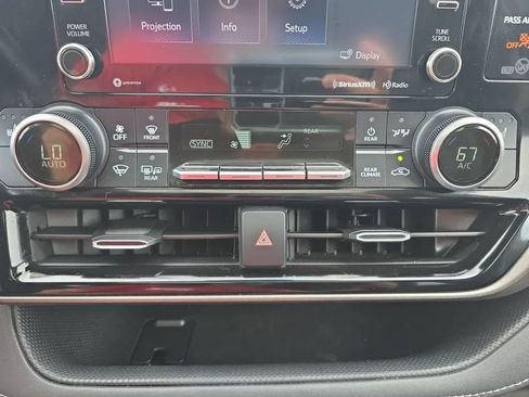 Used 2020 Toyota Highlander XLE AWD/4WD image 34