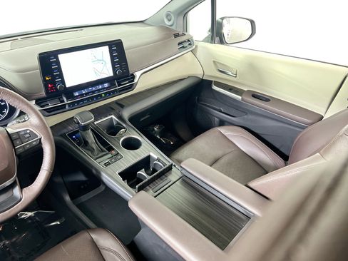 Used 2024 Toyota Sienna Platinum image 23