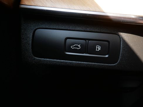 Certified 2023 Volvo XC90 T8 Plus AWD/4WD image 28