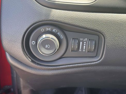 Used 2023 Jeep Renegade Latitude w/ Sun/Sound Group AWD/4WD image 19