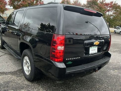 Used 2014 Chevrolet Suburban LS image 7