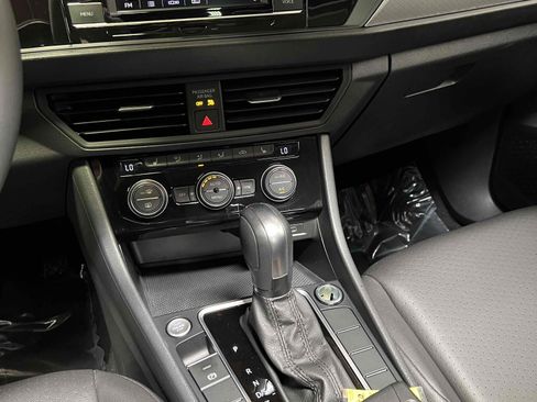 Used 2020 Volkswagen Jetta SE image 32