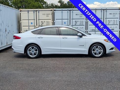 Certified 2018 Ford Fusion SE FWD image 3