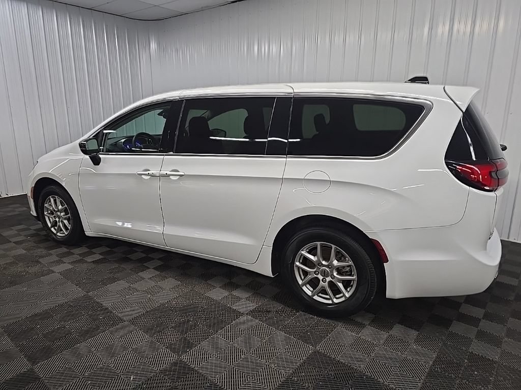 Used 2024 Chrysler Pacifica Touring-L FWD image 4