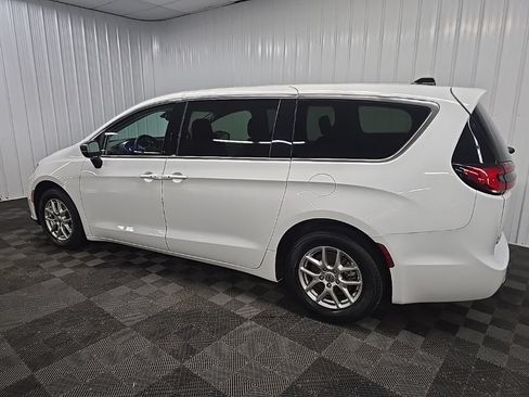 Used 2024 Chrysler Pacifica Touring-L FWD image 4
