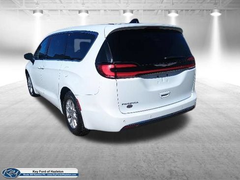 Used 2023 Chrysler Pacifica Touring-L FWD image 3