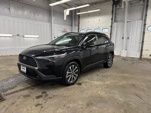 Certified 2025 Toyota Corolla Cross XLE FWD image 1
