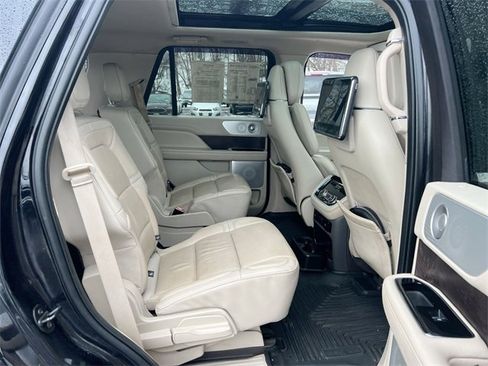 Used 2019 Lincoln Navigator Reserve image 27