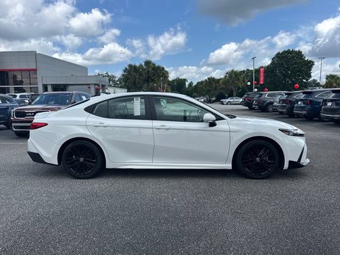 Used 2025 Toyota Camry SE FWD image 2