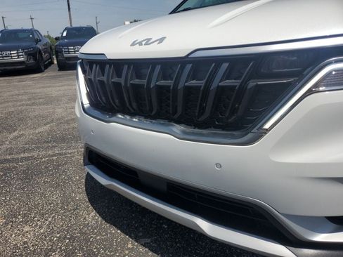 Used 2024 Kia Carnival EX FWD image 11