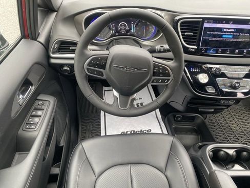 Used 2025 Chrysler Voyager LX image 34