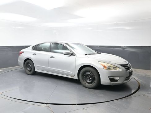 Used 2014 Nissan Altima 2.5 S w/ Display Audio Package FWD image 4