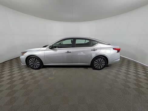 Used 2024 Nissan Altima 2.5 SV FWD image 14