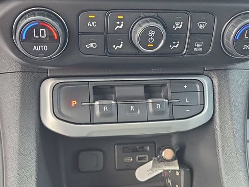 Used 2022 GMC Acadia SLT FWD image 27