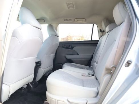 Used 2022 Toyota Highlander LE image 27