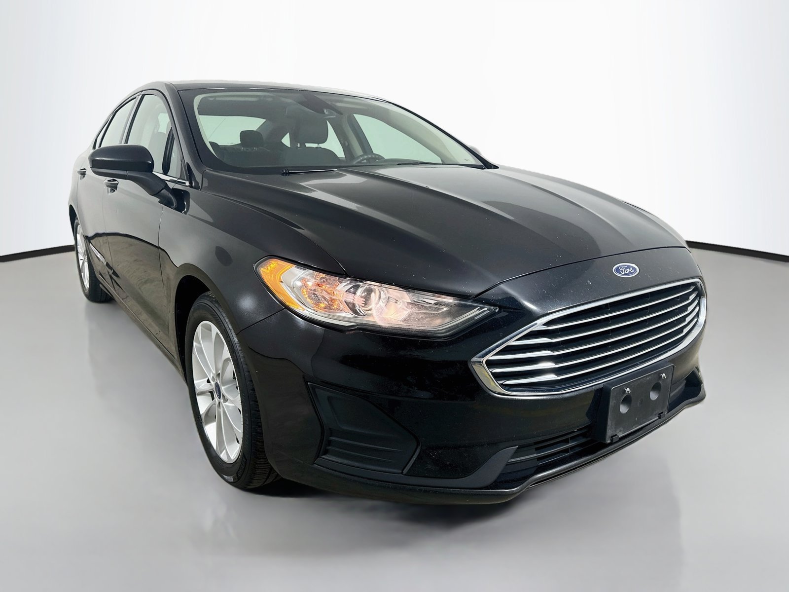 Used 2019 Ford Fusion SE FWD image 3