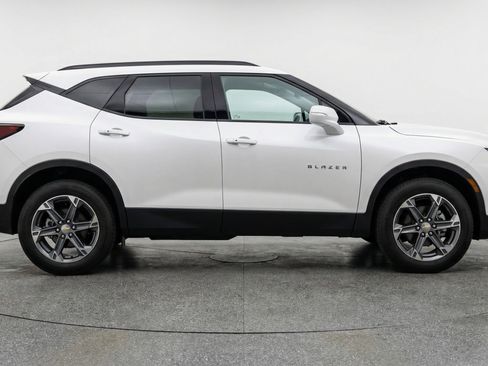 Used 2025 Chevrolet Blazer LT FWD image 11