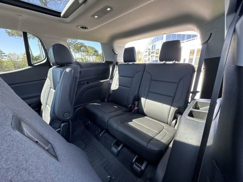 Used 2023 GMC Acadia SLT w/ Technology Package image 32