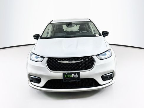 Used 2024 Chrysler Pacifica Touring-L FWD image 2