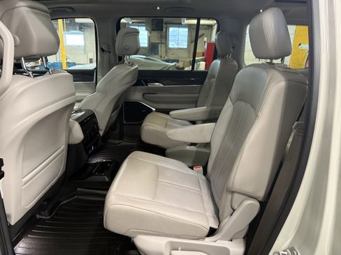 Used 2022 Jeep Wagoneer Series III w/ Premium Group I image 10