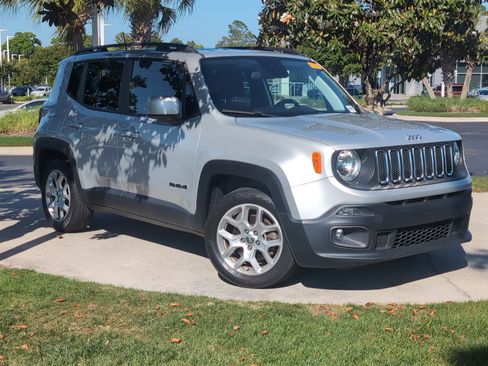 Used 2018 Jeep Renegade Latitude FWD image 2
