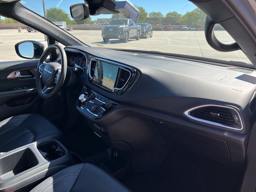 Used 2025 Chrysler Pacifica Select FWD image 14