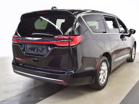 Used 2025 Chrysler Pacifica Select FWD image 4